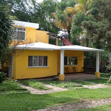 Casa Veronica A 2 Kilometros Del Irtra Retalhuleu Eksteriør billede